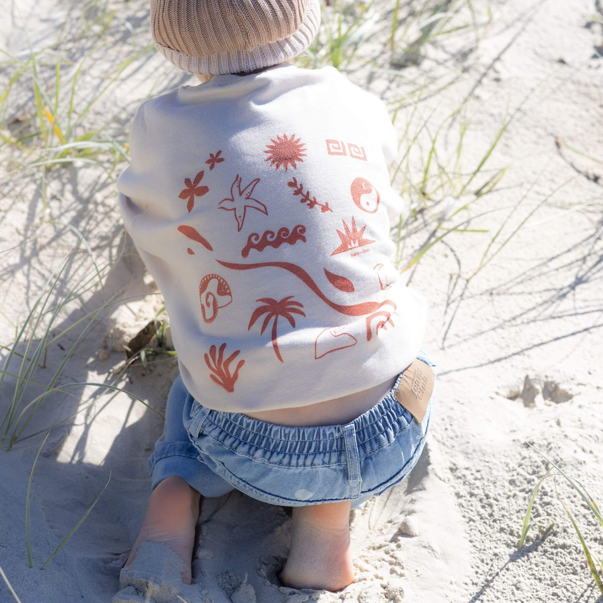 Kids jumper on sand with back print and beach icons organic cotton